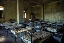 Load image into Gallery viewer, Zwischen den Welten: Verlassene Orte in Europa Bildband German Book