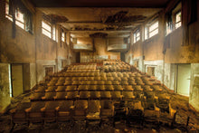 Load image into Gallery viewer, Zwischen den Welten: Verlassene Orte in Europa Bildband German Book